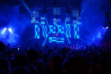 High Brightnes Transparent Glass Led Display 1R1G1B P18.75 IP65 220V / 60Hz